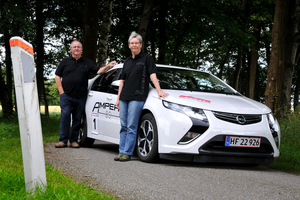 Rallyægteparret Henning og Else Friborg glæder sig til at køre motorløb med Opel Ampera, en af markedets mest avancerede biltyper.
(Foto: Michael Eisenberg)